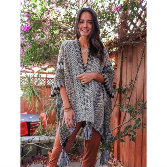 (NEW) Knit Boho Style Khaki & Gray Patterned Ruana - Picture 4 of 4